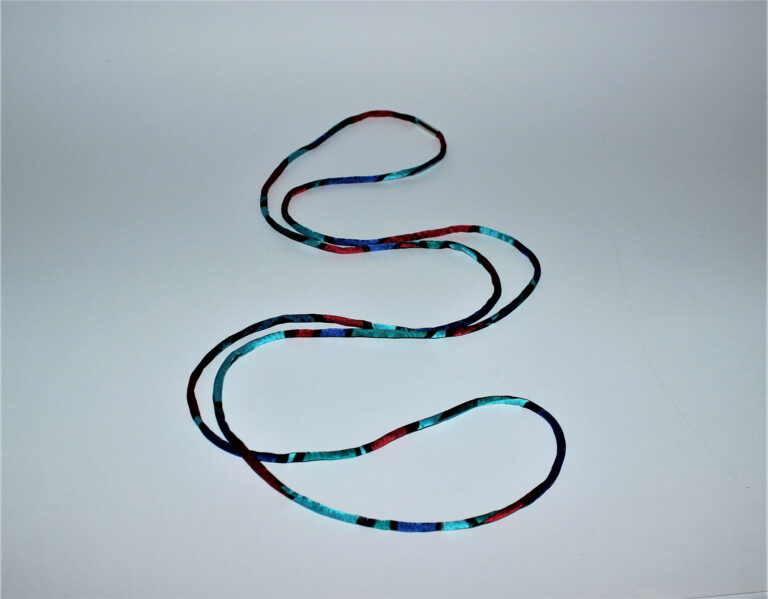 Ula Dahm, Seidenunikate, Lange Seidenkette mit silberfarbenem Metall Magnetverschluss, 2019, Foto: Ula Dahm