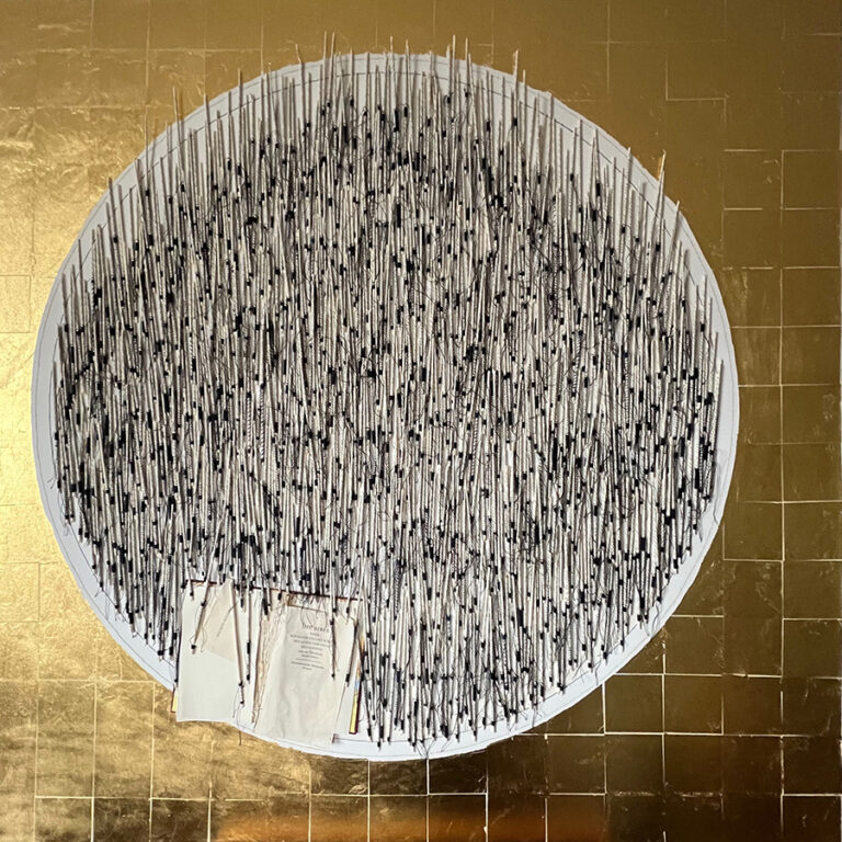 Stephanie-Hüllmann_Sacrum-Silentium_2024_132x132cm_Assemblage-Bibel-Blattgold